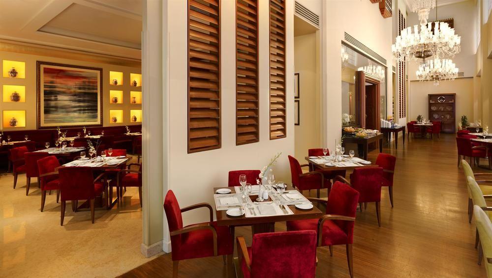 Le Meridien Эль-Хубар Экстерьер фото The restaurant