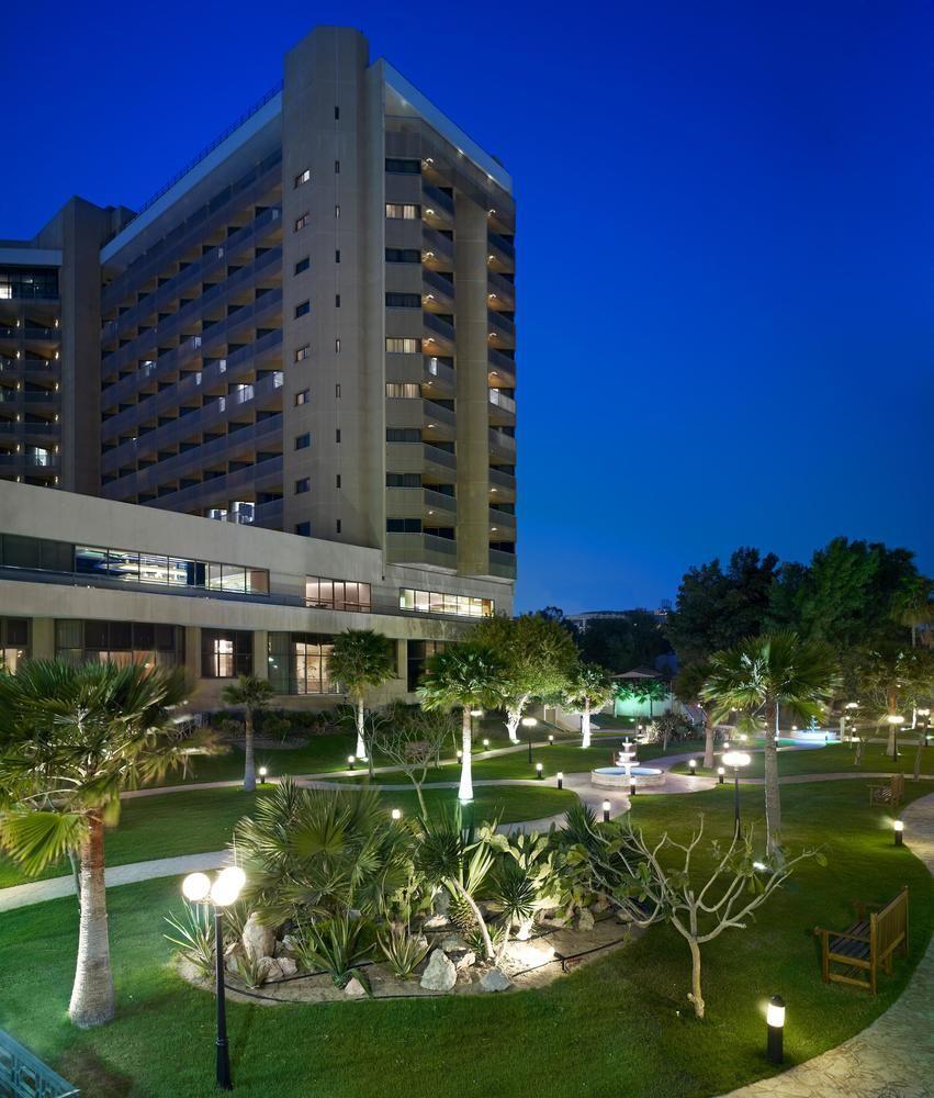 Le Meridien Эль-Хубар Экстерьер фото The campus at night