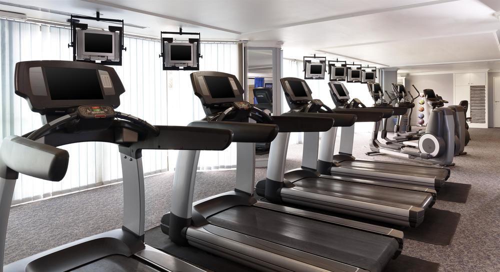 Le Meridien Эль-Хубар Экстерьер фото A row of treadmills