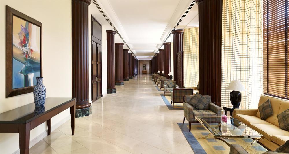 Le Meridien Эль-Хубар Экстерьер фото The interior of the hotel