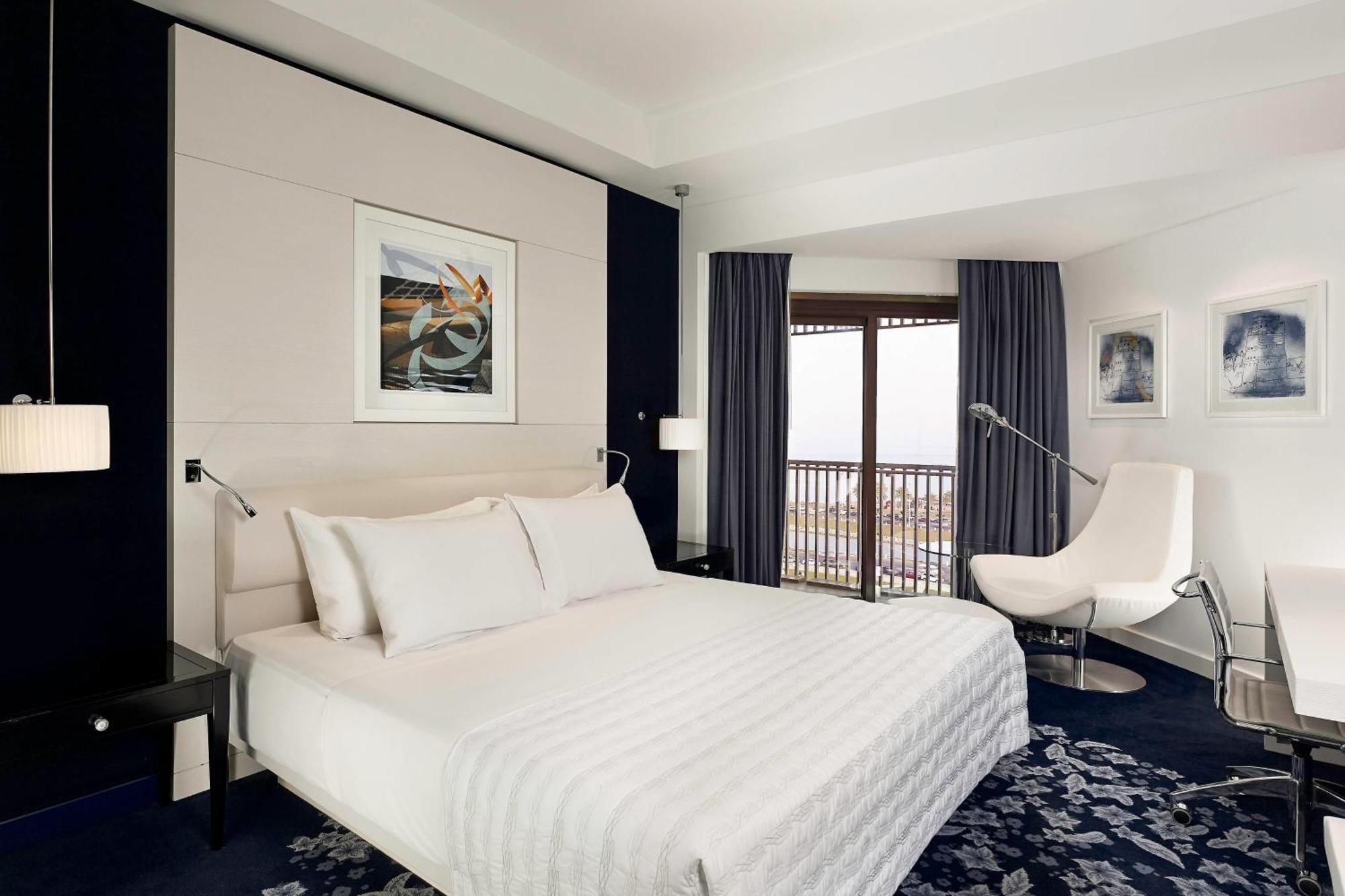 Le Meridien Эль-Хубар Экстерьер фото A room at the hotel