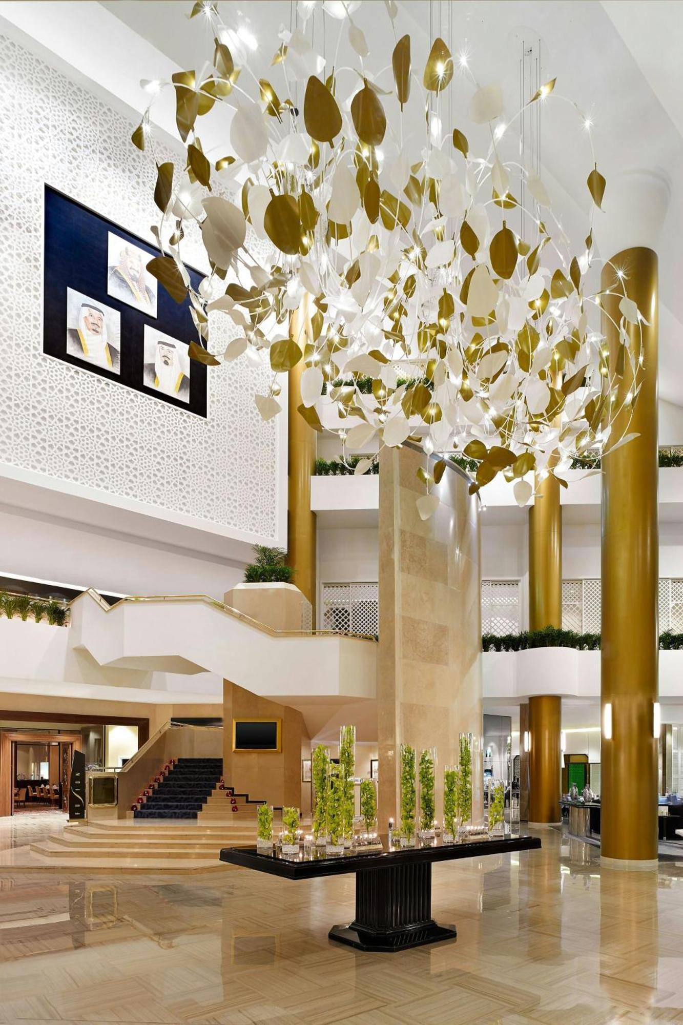 Le Meridien Эль-Хубар Экстерьер фото The interior of the hotel