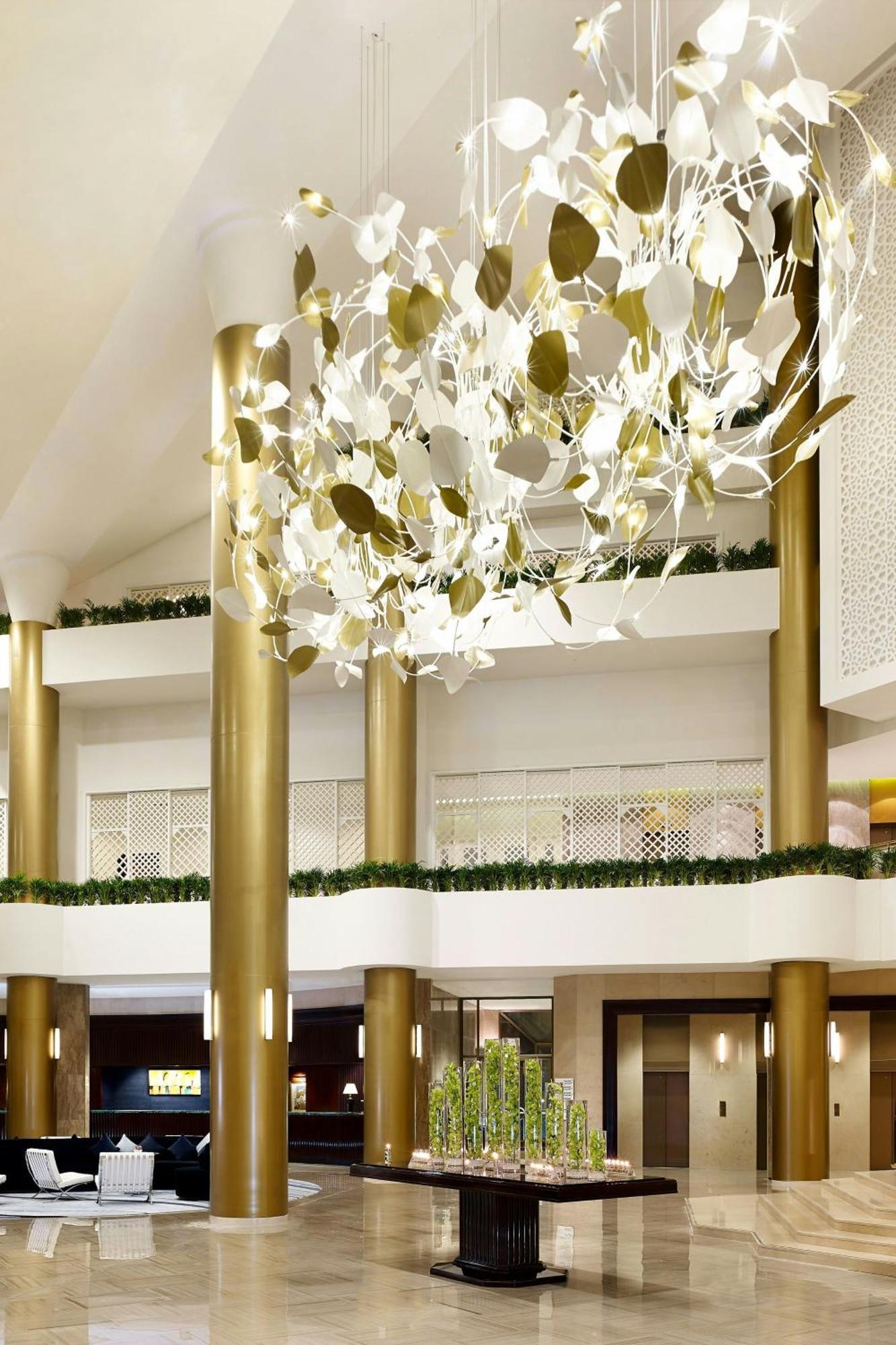 Le Meridien Эль-Хубар Экстерьер фото The interior of the hotel