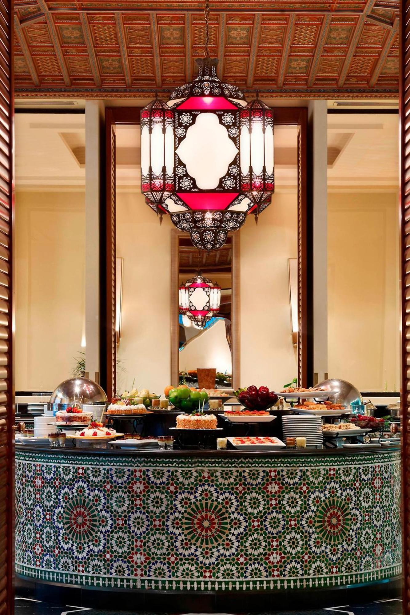 Le Meridien Эль-Хубар Экстерьер фото A buffet at a hotel