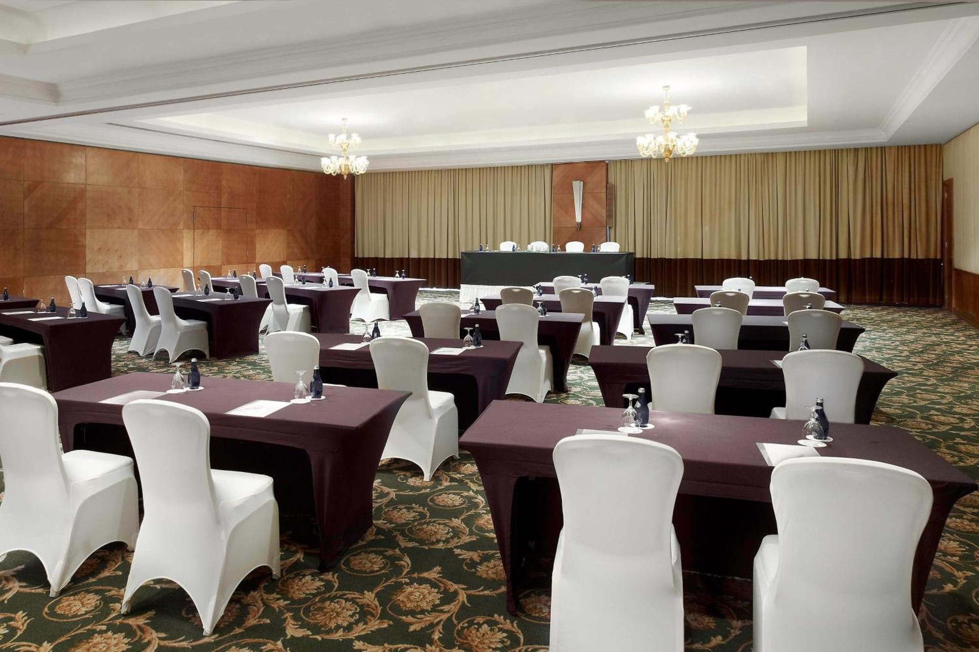 Le Meridien Эль-Хубар Экстерьер фото Meeting room