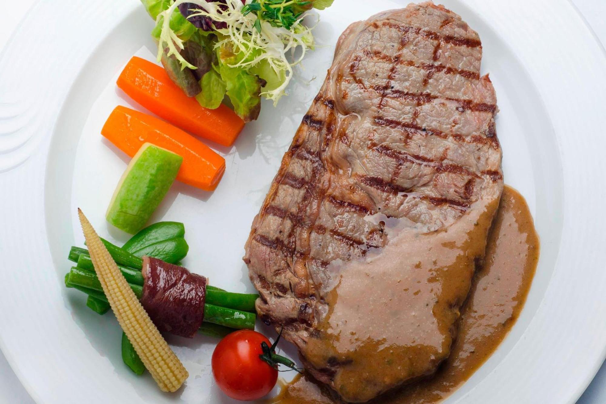 Le Meridien Эль-Хубар Экстерьер фото A steak with vegetables