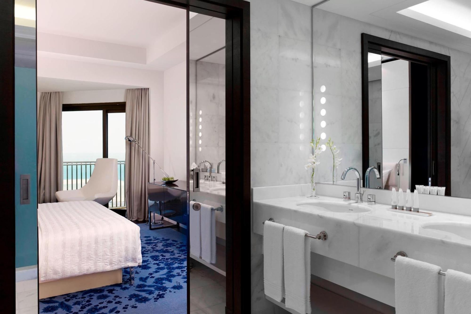 Le Meridien Эль-Хубар Экстерьер фото A guest room at the hotel