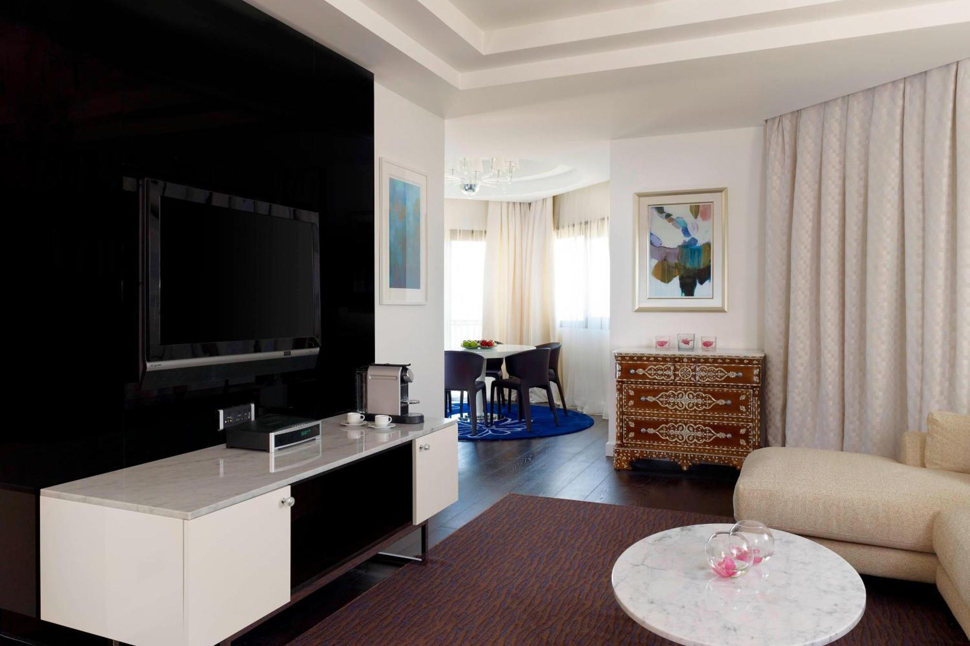Le Meridien Эль-Хубар Экстерьер фото A living room in a typical apartment