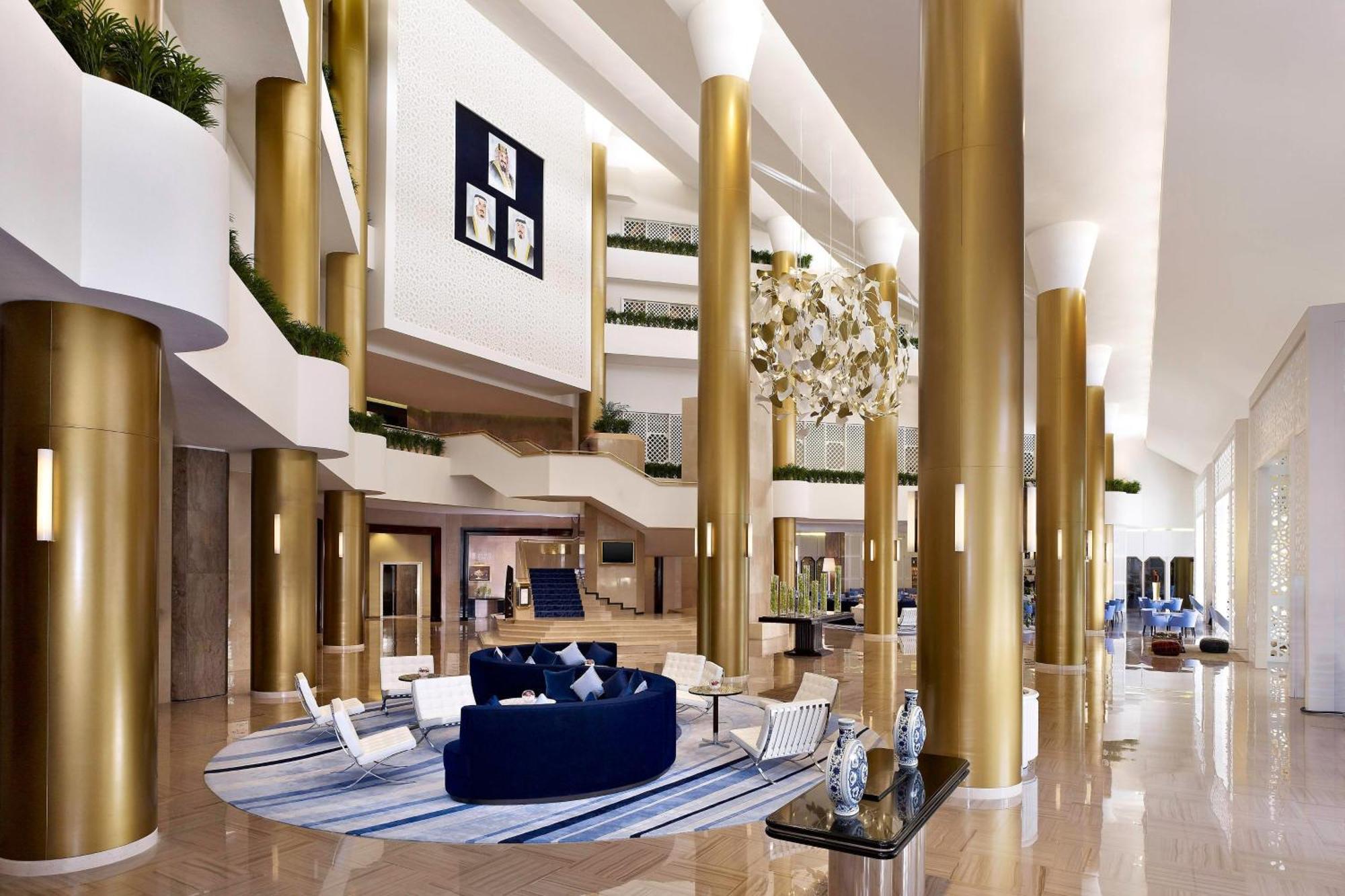 Le Meridien Эль-Хубар Экстерьер фото The lobby of the hotel